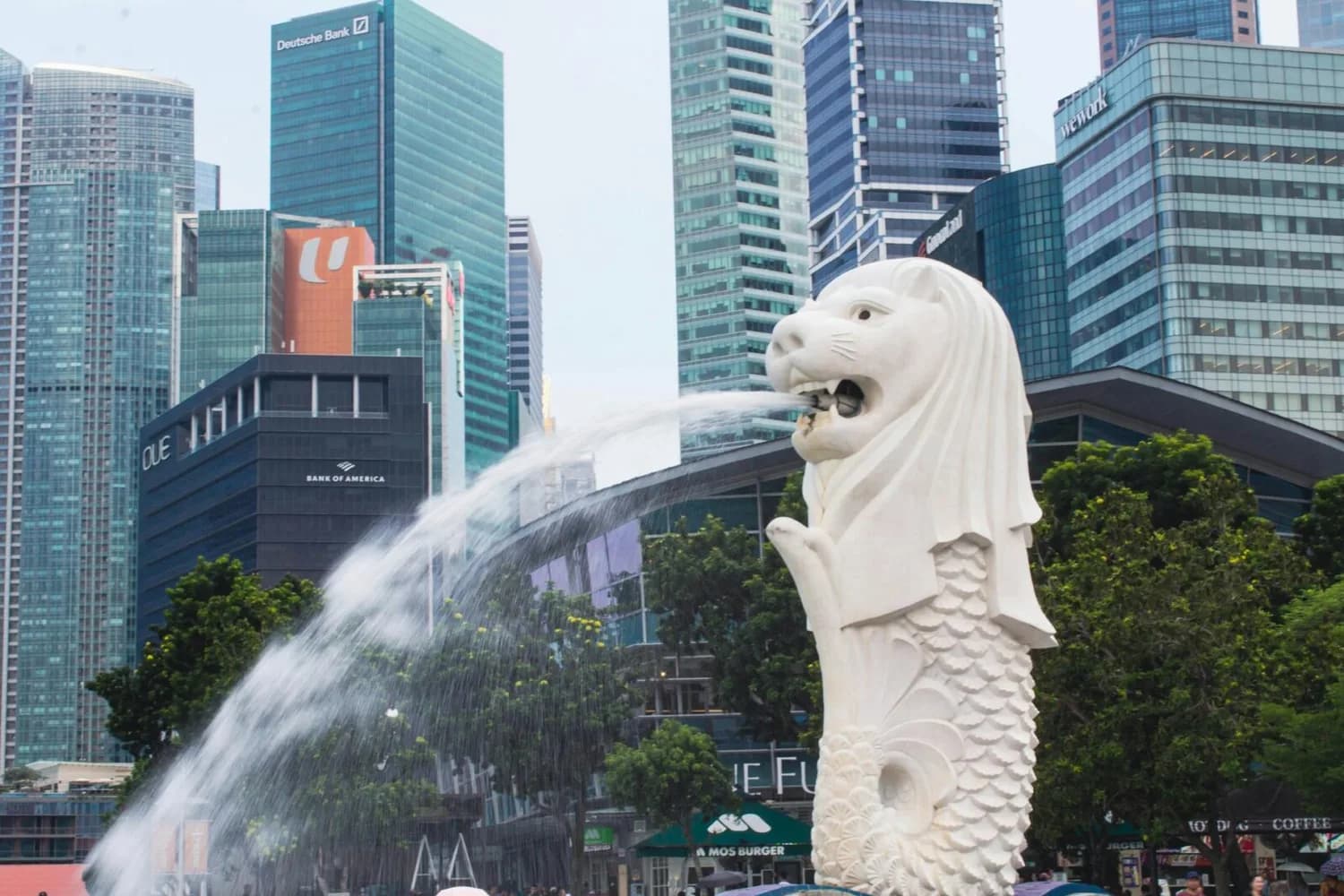 Merlion-Statue spritzendes Wasser vor der Finanzwolkenkratzer-Skyline von Singapur