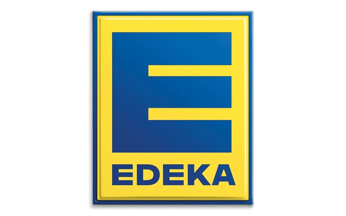 Gelb-blaues EDEKA-Logo mit großem stilisiertem E auf weißem Hintergrund