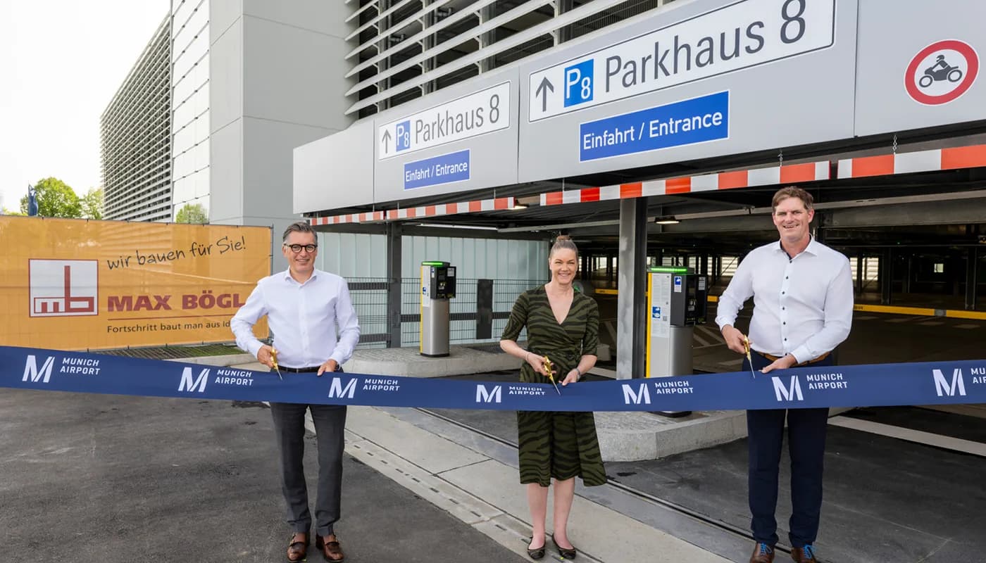 Jens Arndt, Leiter Real Estate der Flughafen München GmbH; Maria Dahlhaus, Leiterin Commercial Activities der Flughafen München GmbH; Johann Bögl, Vorsitzender Gesellschafter der Firmengruppe Max Bögl (v.l.n.r.)