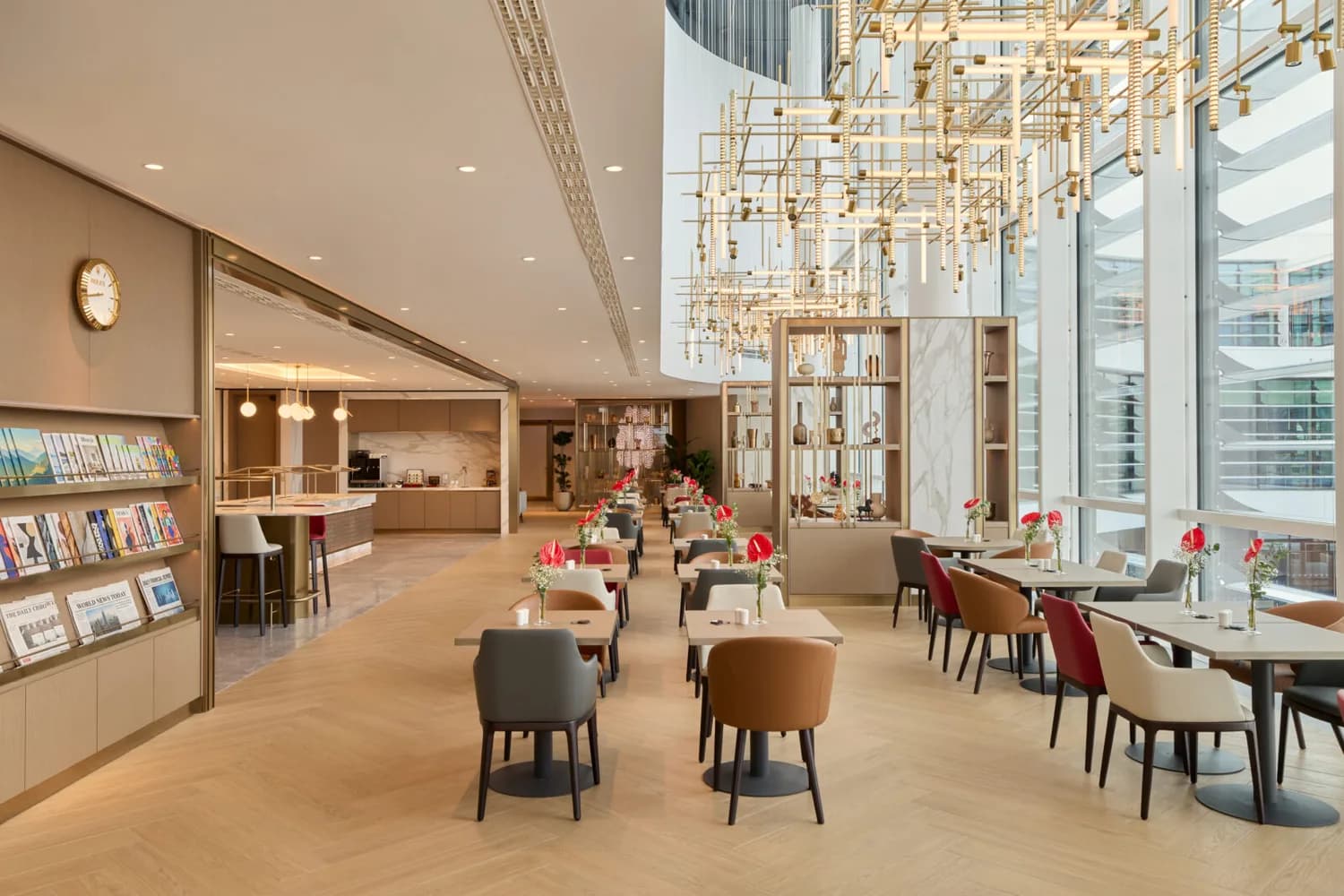 Geräumige, elegante Flughafenlounge mit Reihen von Tischen und bunten Stühlen, großen Panoramafenstern, dekorativen Hängelampen, Blumen auf den Tischen und Buffetbereich im Hintergrund
