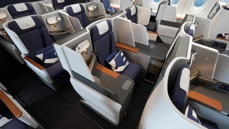 Lufthansa A380 Business Class Kabine mit lie-flat Sitzen, private Suite-ähnliche Trennwände, blau-graue Polster, Leselampe und Komfortkissen in Reihenanordnung