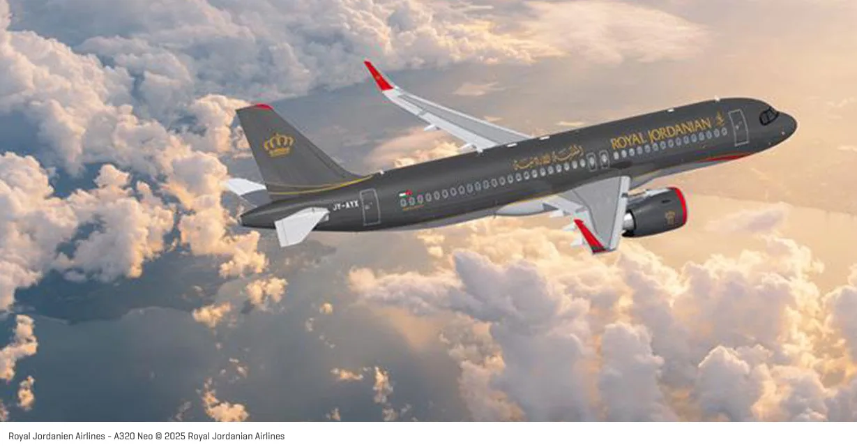 Royal Jordanian Passagierflugzeug A320 Neo in dunkler Lackierung mit goldener Schrift über Wolken bei Sonnenuntergang