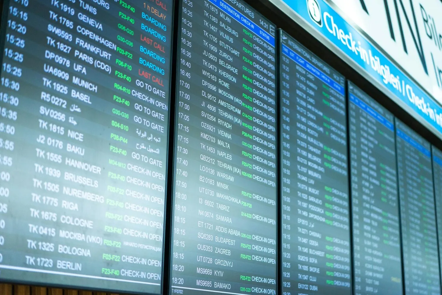 Flughafen-Anzeigetafel mit Abflügen, Flugnummern, Zielen und Statusmeldungen bei der Entstehung des Flugplans am Flughafen München