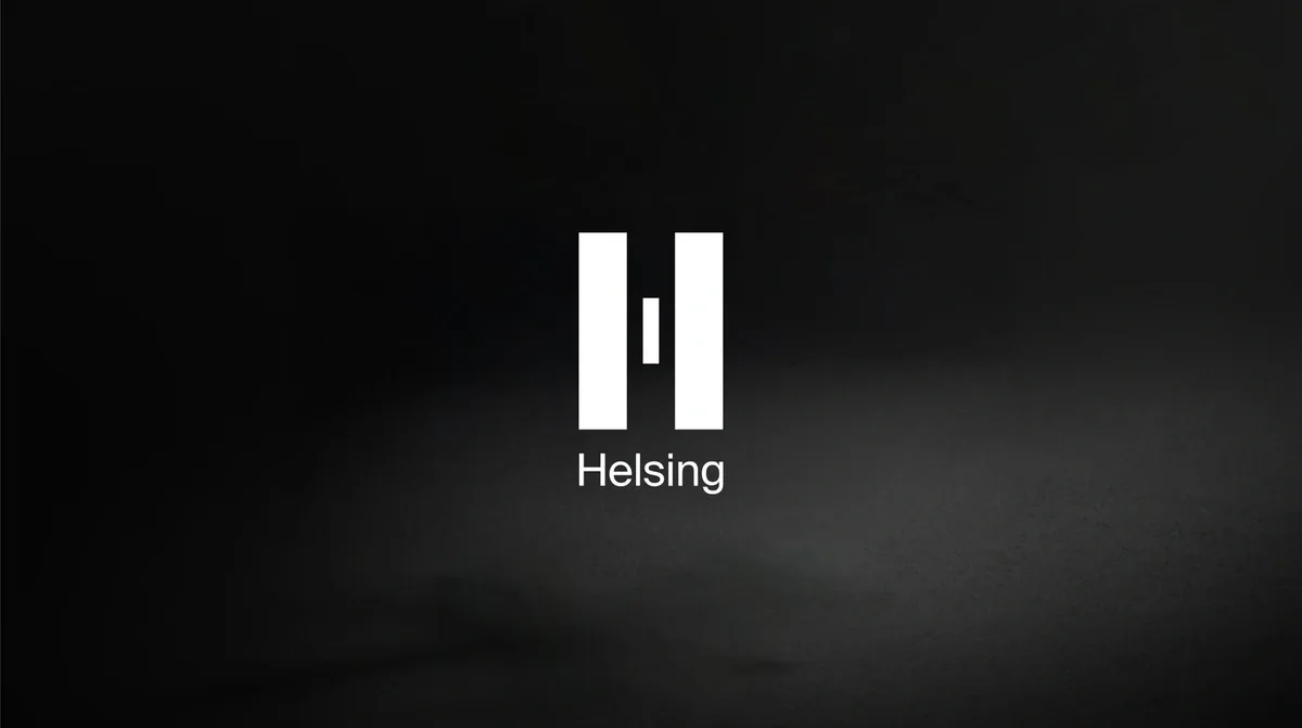Weißes Helsing-Logo mit stilisiertem H auf dunklem Hintergrund, schlichtes Markenmotiv für Helsing Hallbergmoos