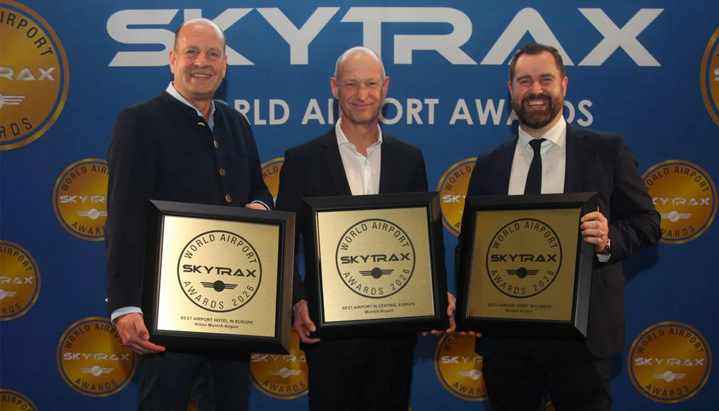Von links nach recht: Dr. Jan-Henrik Andersson, Chief Commercial Officer der Flughafen München GmbH (FMG), Jost Lammers, Vorsitzender der Geschäftsführung der FMG & Thomas Hoff Andersson, Chief Operating Officer der FMG © Skytrax