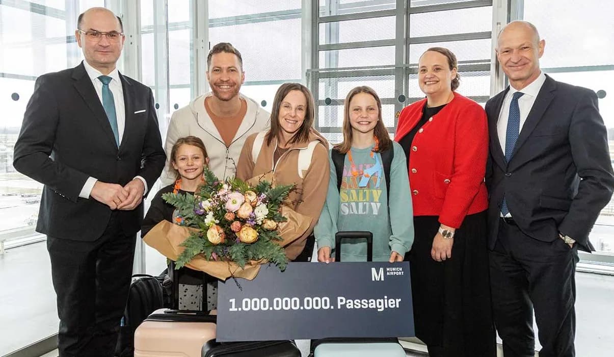 Direkt am Gate begrüßten Albert Füracker, Aufsichtsratsvorsitzender der Flughafen München GmbH (FMG – ganz links), Roswitha Becker, Vice President Operations Lufthansa Airlines München (2 v. rechts) und Jost Lammers, CEO des Münchner Flughafens (ganz rechts) Amanda Walls (Mitte) und ihre Familie.