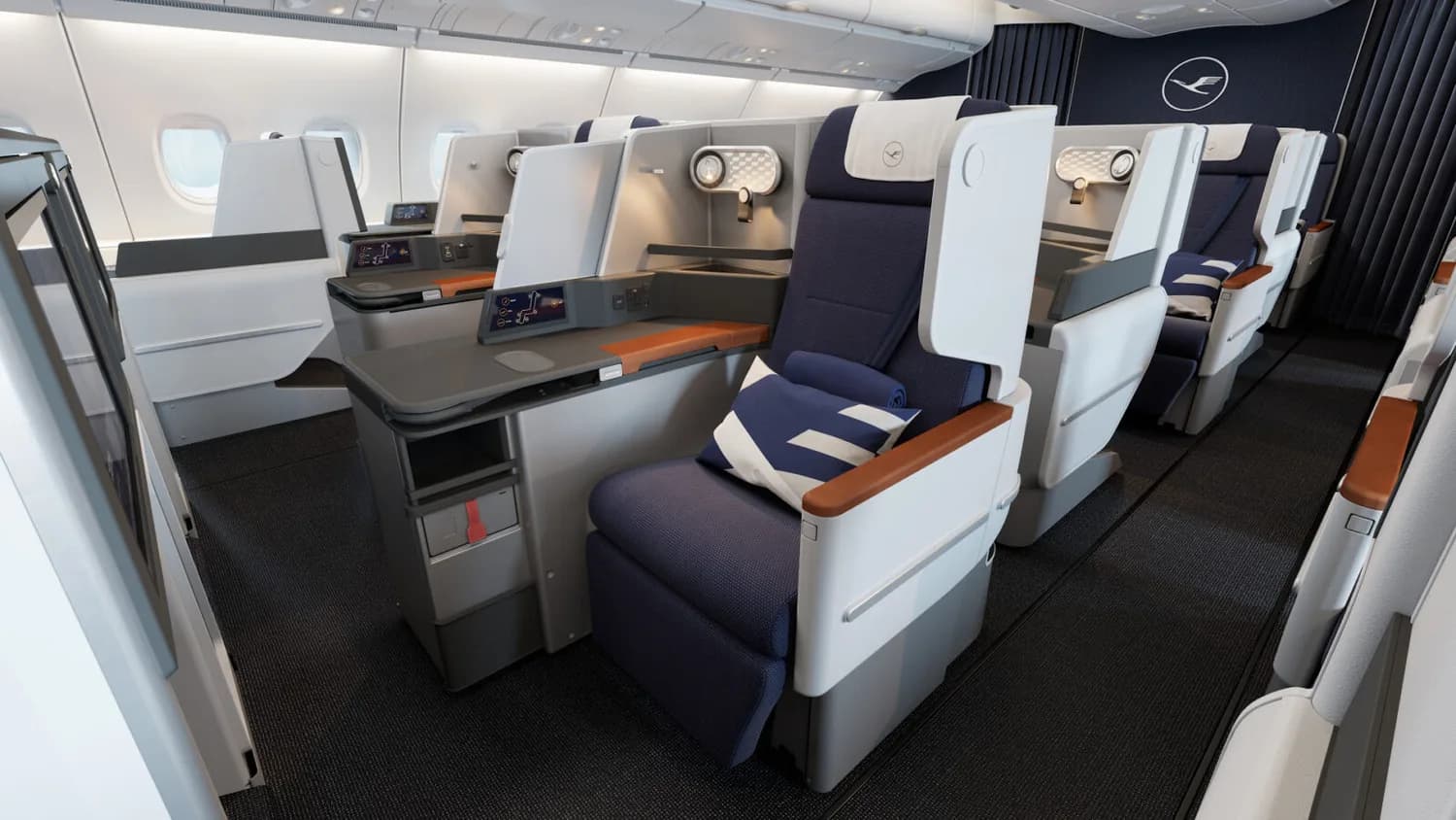 Lufthansa A380 Business Class Kabine mit luxuriösen Einzelsitzen, blauem Stoffpolster, Liegesitzfunktion, Ablagen und Trennwänden entlang der Fensterreihe