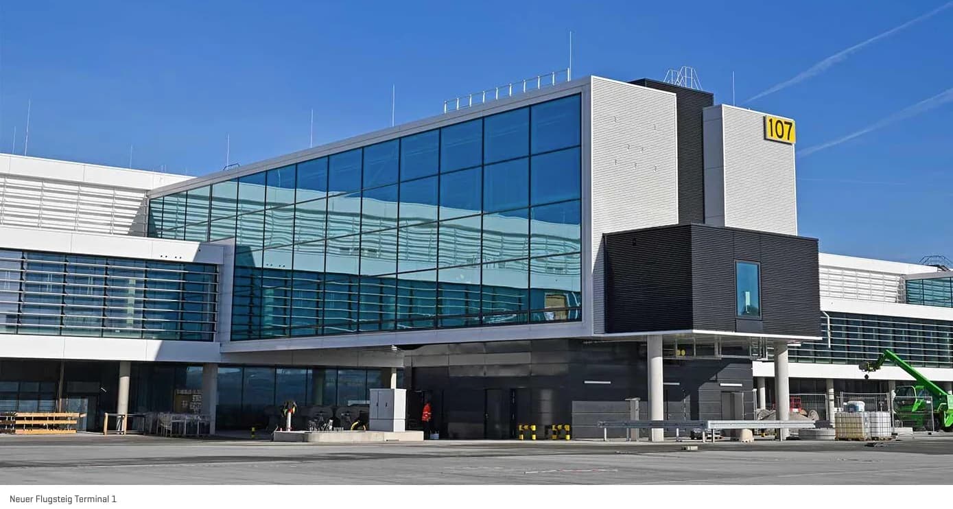Neuer moderner Flugsteig am Flughafen München Terminal 1 mit großflächigen Glasfassaden und Torbereich 107