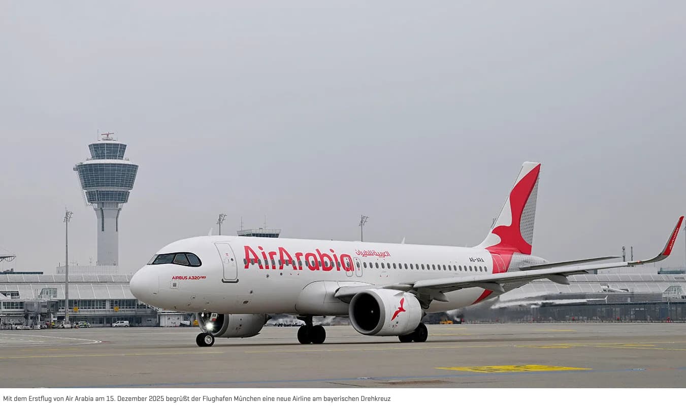 AirArabia Airbus A320neo am Rollfeld vor dem Tower am Flughafen München