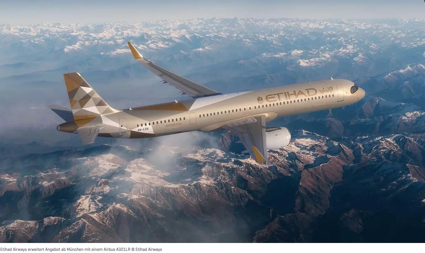 Etihad Airways Airbus A321LR in goldener Lackierung über schneebedeckten Bergen auf Flugroute von München nach Abu Dhabi