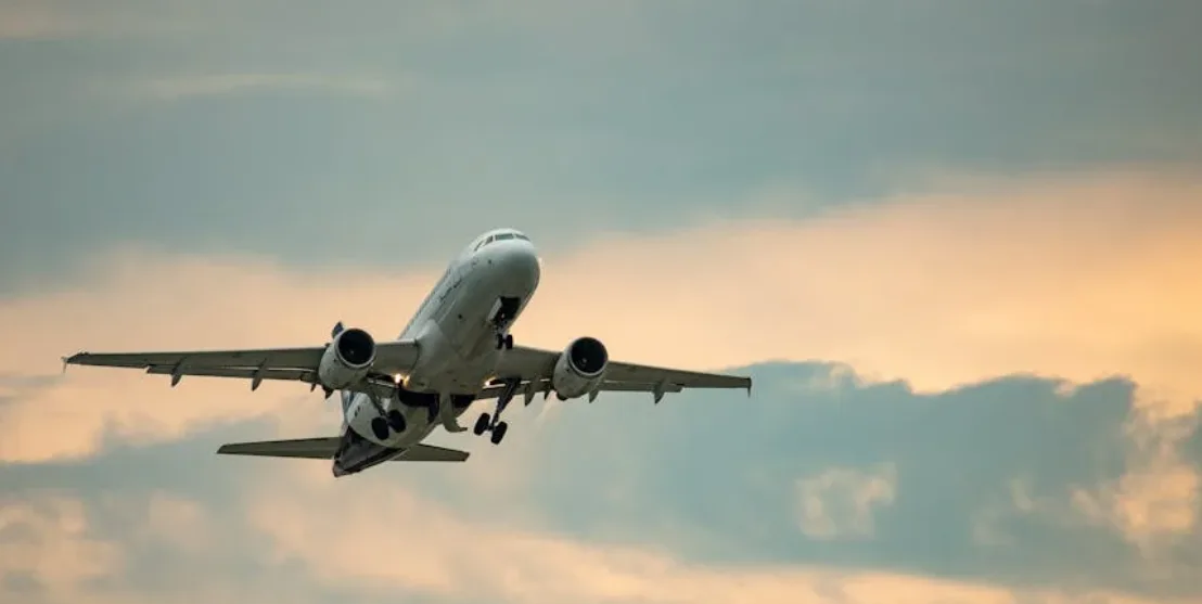 Passagierflugzeug im Landeanflug über dem Flughafen München bei Dämmerung, Flugzeug mit ausgefahrenem Fahrwerk