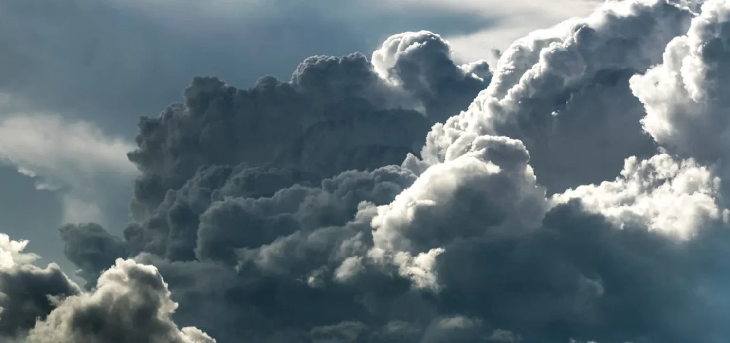 Dramatische Turbulenzen in dunklen, aufgewölbten Gewitterwolken am Himmel