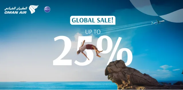 Oman Air Werbebild mit Schriftzug Global Sale bis zu 25% Rabatt, Flugzeug am Himmel über Küstenlandschaft und springende Person vom Felsen
