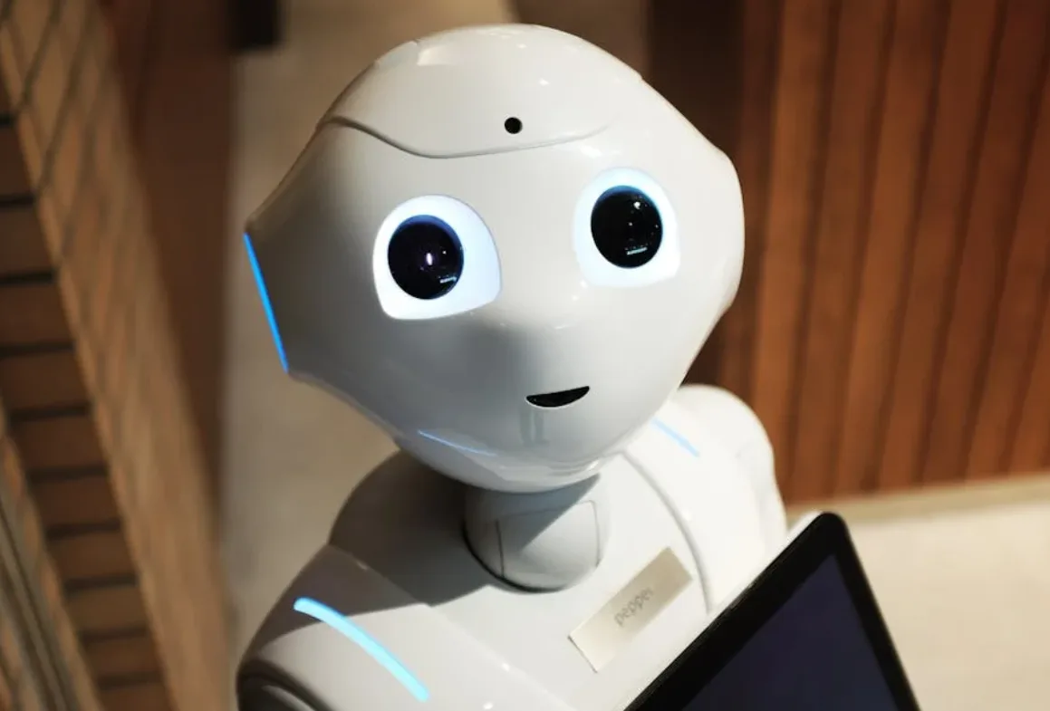 weiß humanoider Service-Roboter mit großen leuchtenden Augen und Tablet in Innenraum, Symbol für Reisetrends, Technologie und Zukunft