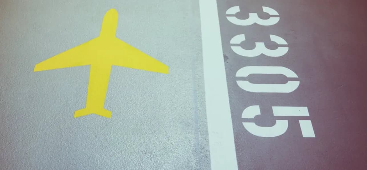 gelbes Flugzeugsymbol auf Parkplatzmarkierung P30‑P35 am Flughafen München