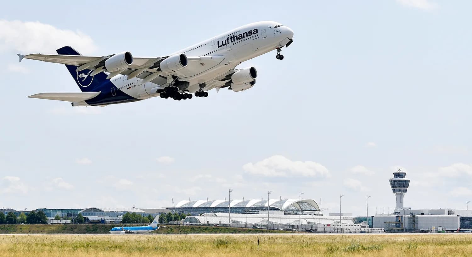 Lufthansa Airbus A380 im Landeanflug über Flughafen mit Terminal und Kontrollturm, Erstflug nach Denver