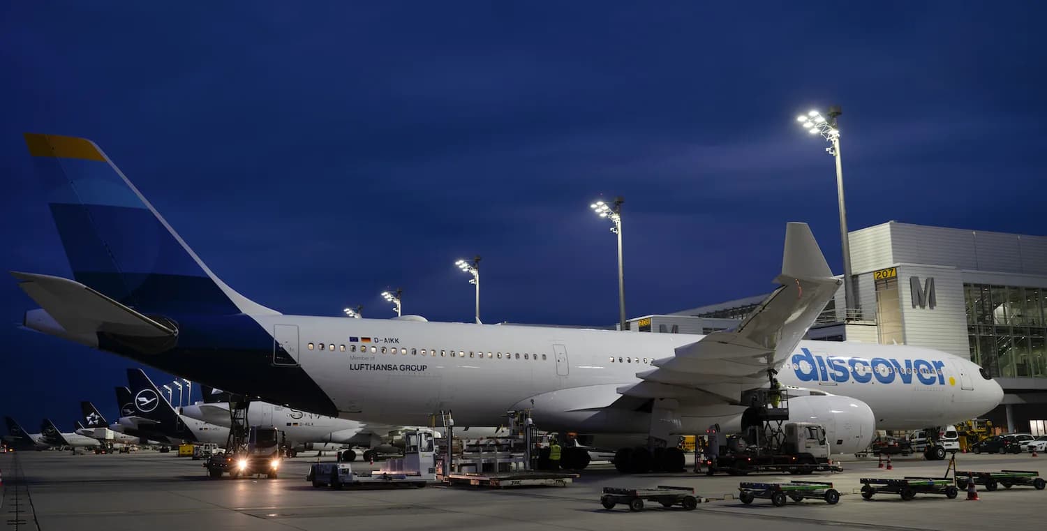 Discover Airlines Flugzeug am Gate am Flughafen FJS bei Nacht vor Abflug nach Windhoek