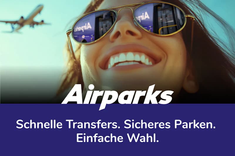 Lächelnde Frau mit Sonnenbrille, in den Gläsern spiegelt sich der Schriftzug Airparks; Flugzeug am Himmel.