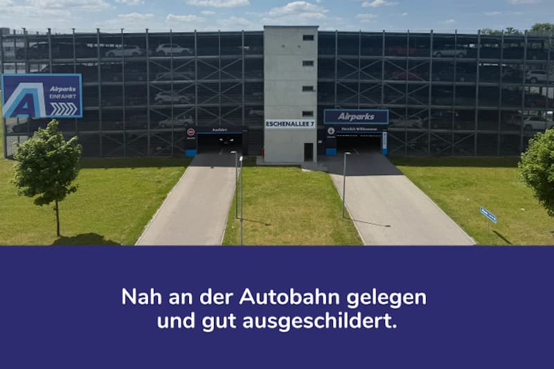 Mehrstöckiges Parkhaus mit zwei Einfahrten, Beschilderung Airparks und Eschenallee 7, Rasenfläche mit Bäumen.