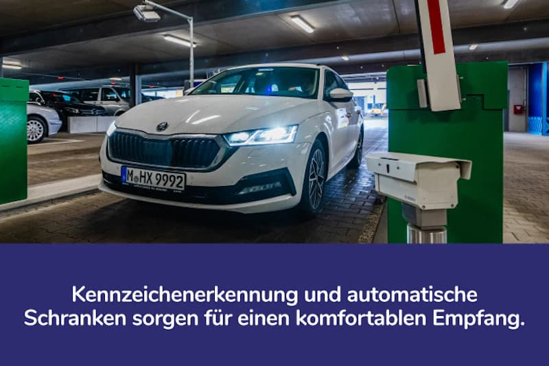 Weißer Pkw vor Schranke in beleuchtetem Parkhaus mit Kennzeichenerkennungskamera sichtbar.
