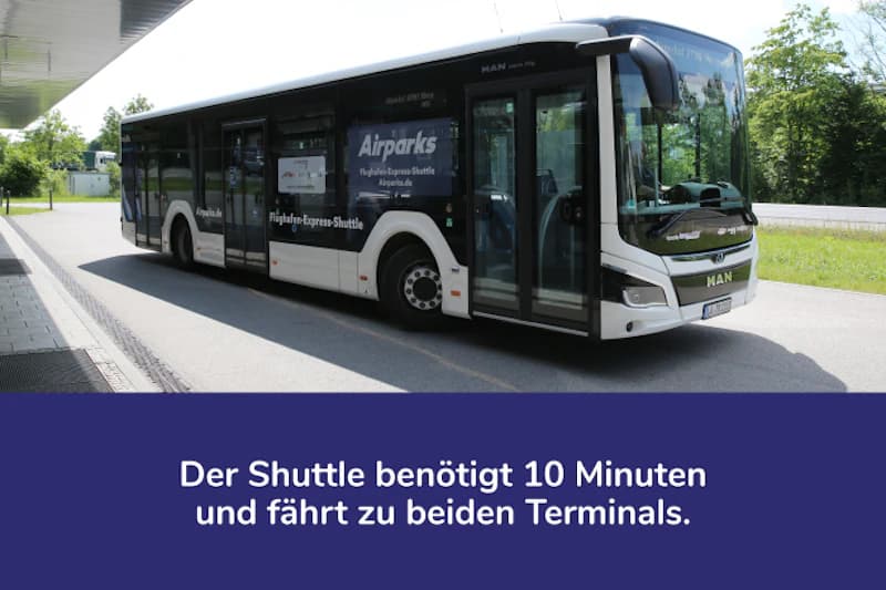 Weißer Bus mit Airparks-Logo an Halteplatz vor Flughafen, Seiten- und Fronttüren sichtbar.