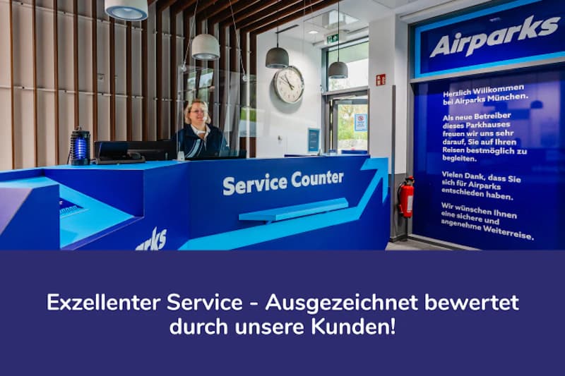 Rezeptionistin hinter blauer Servicetheke mit Plexiglasscheibe, Airparks-Logo, Wanduhr und Willkommensschild.