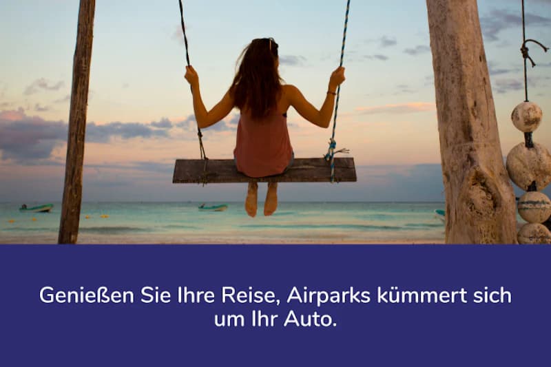 Frau auf hölzerner Schaukel blickt aufs Meer bei Sonnenuntergang, Boote am Horizont.