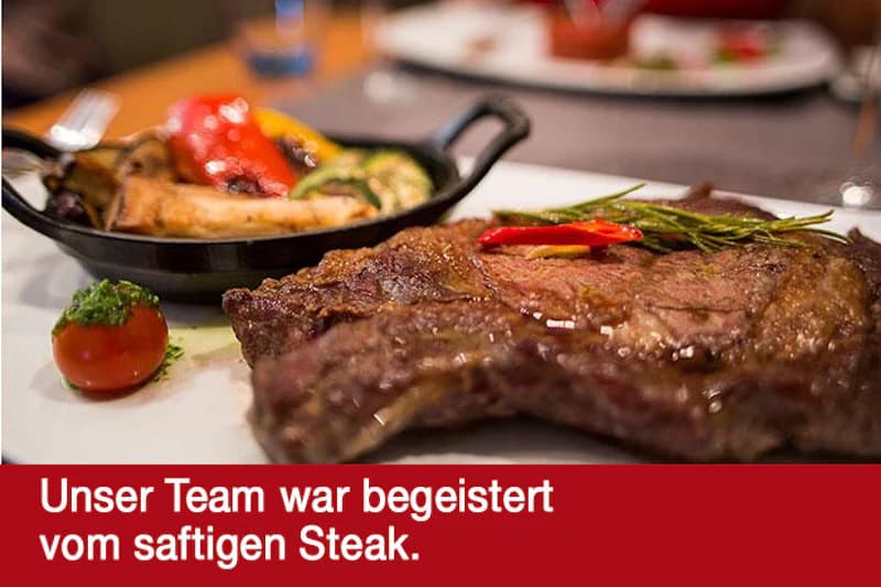 Gegrilltes Rindsteak auf Teller mit Rosmarin, Pfanne mit Ofengemüse und Kirschtomate; roter Balken mit weißer Schrift unten.